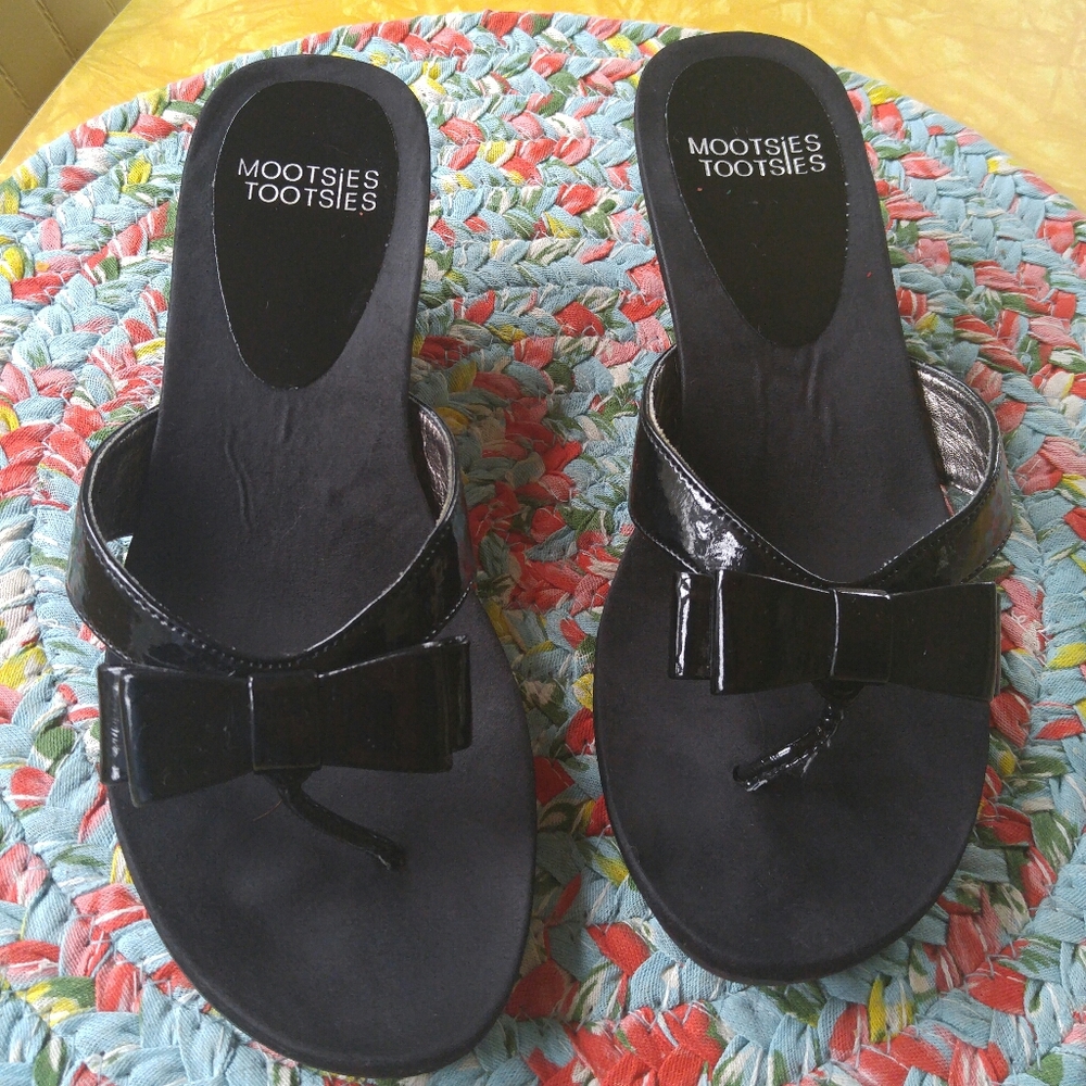 Adorable patent bow wedges